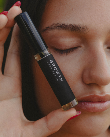What Actually Makes a Lash Serum Work?